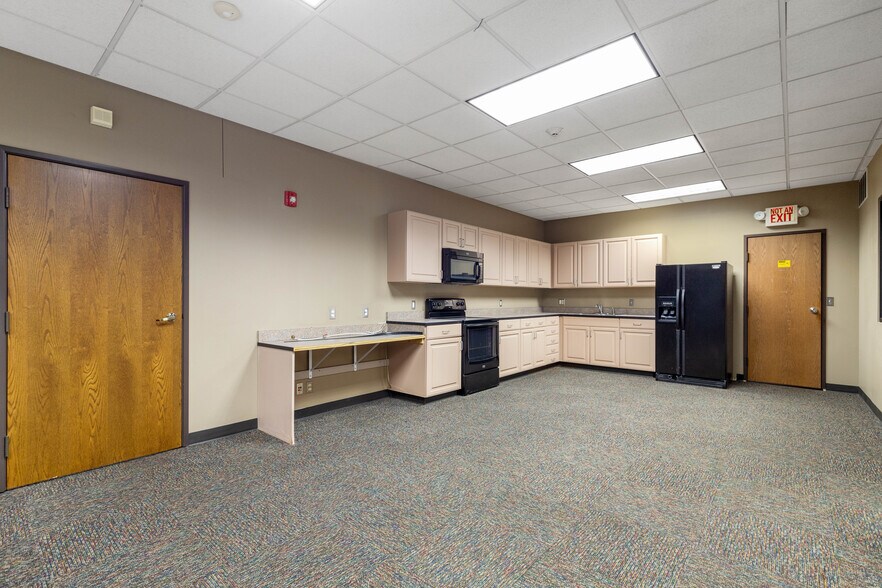 More Photos Of 212 S Main St, Grove Office For Sale