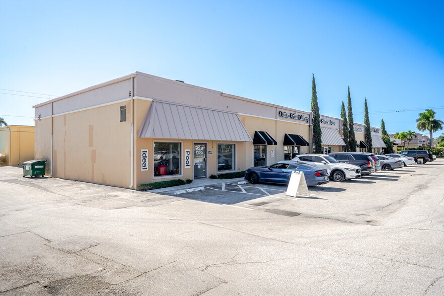 More Photos Of 174-180 Glades Rd, Boca Raton Light Distribution For Lease