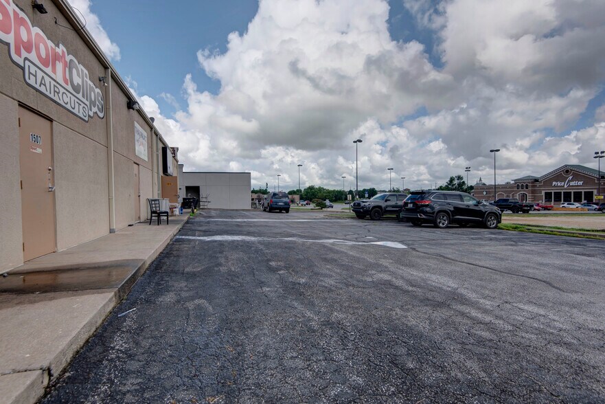 More Photos Of 1501-1513 W State Highway J, Ozark General Retail For Lease