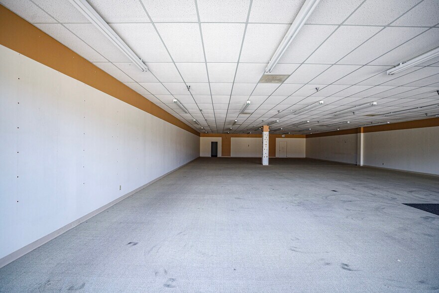 More Photos Of 385 Outlet Ave, Eddyville Unknown For Lease