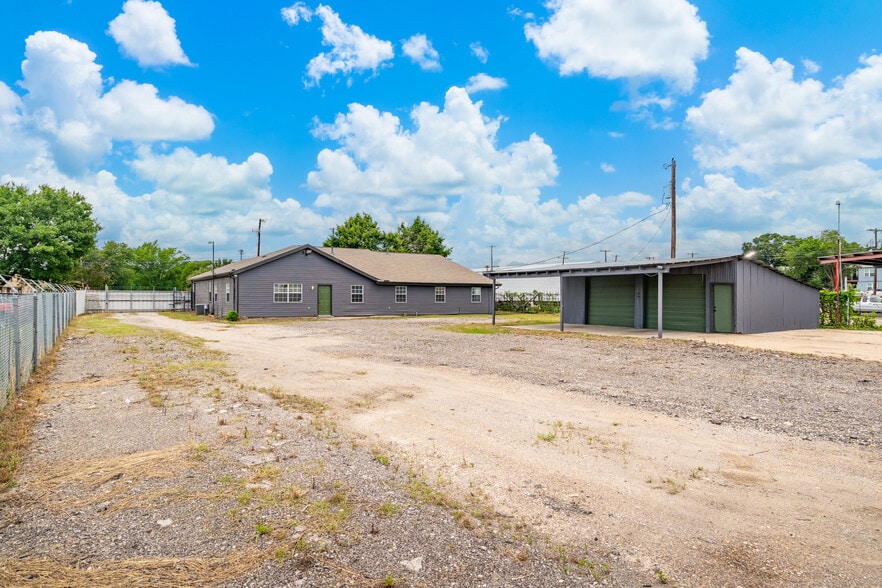 More Photos Of 401 W Simonds Rd, Seagoville Office For Sale