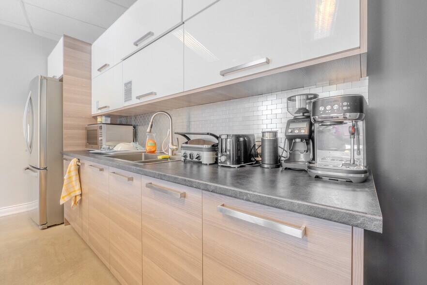 More Photos Of 2686 Ch de la Petite-Côte, Laval Light Distribution For Sale