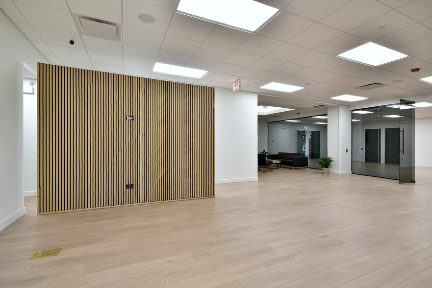 More Photos Of 6363 W 73rd St, Bedford Park Manufacturing For Lease