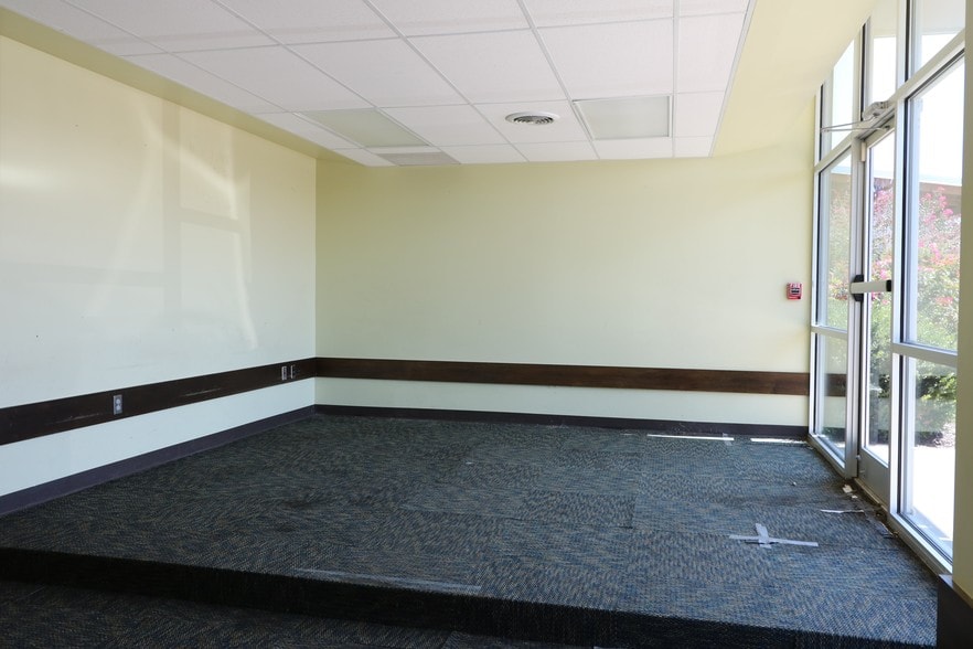More Photos Of 3155 N College Ave, Fayetteville Storefront Retail Office For Lease