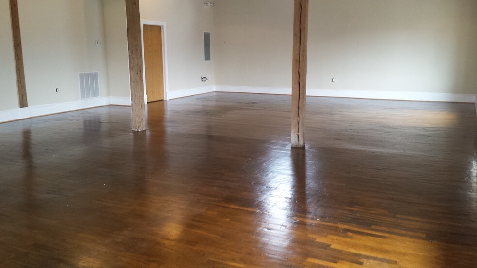 More Photos Of 300 E Main St, Remington Restaurant For Lease