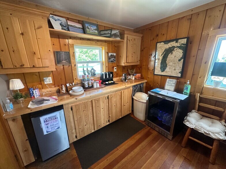 More Photos Of 2040 I-75 Business Loop, Saint Ignace Hotel For Sale