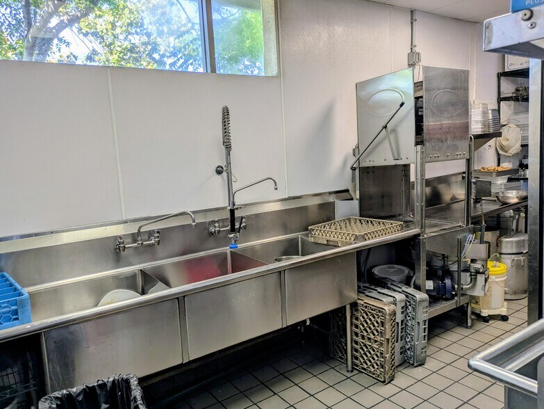 More Photos Of 157 N Twin Oaks Valley Rd, San Marcos General Retail For Lease