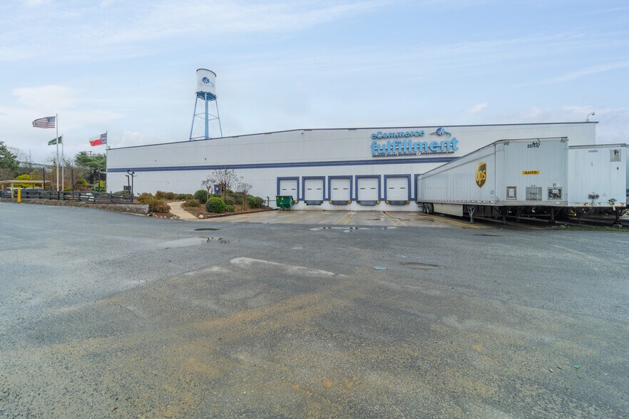 More Photos Of 129 Dupree St, Charlotte Distribution For Sale