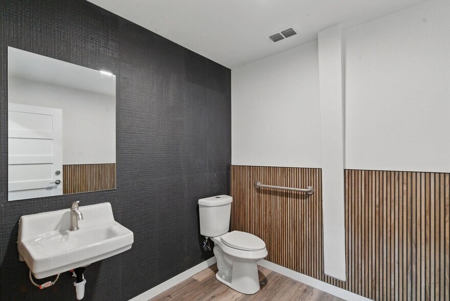 More Photos Of 120 W Scenic Trl, Weatherford Warehouse For Lease