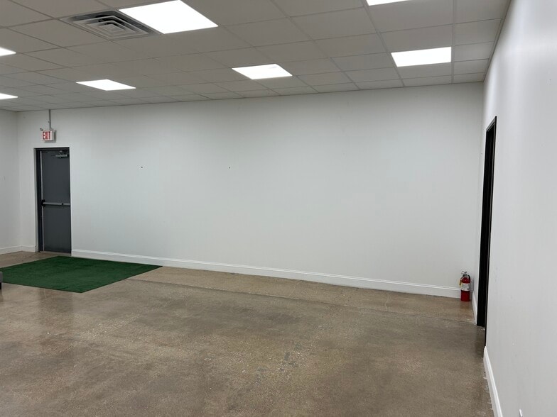 More Photos Of 10939 Shady Trl, Dallas Distribution For Lease