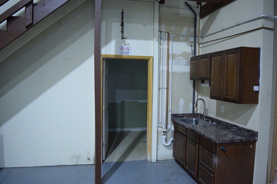 More Photos Of 520-536 W 66th St, Loveland Light Manufacturing For Sale