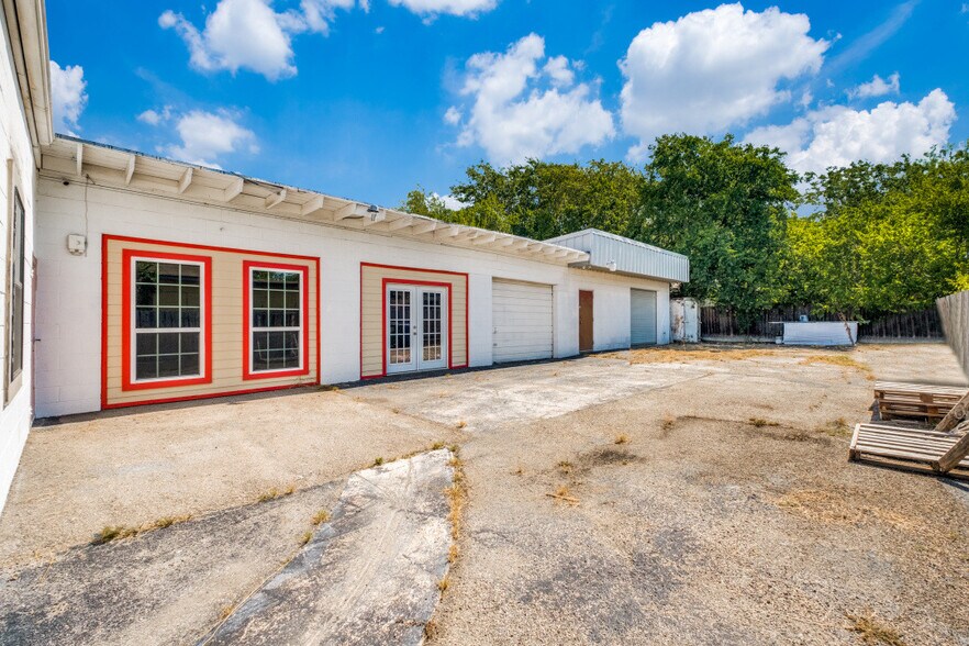 More Photos Of 2616 SW Loop 410, San Antonio Showroom For Sale