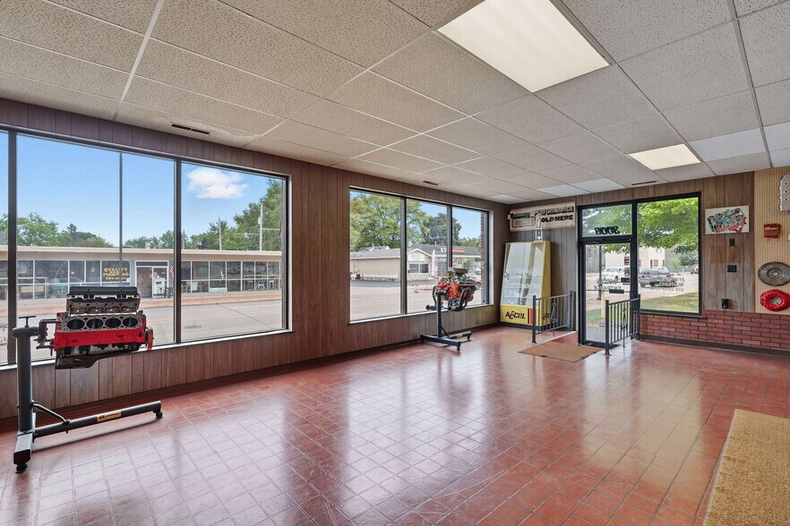 More Photos Of 3006 Avenue of the Cities, Moline Flex For Sale