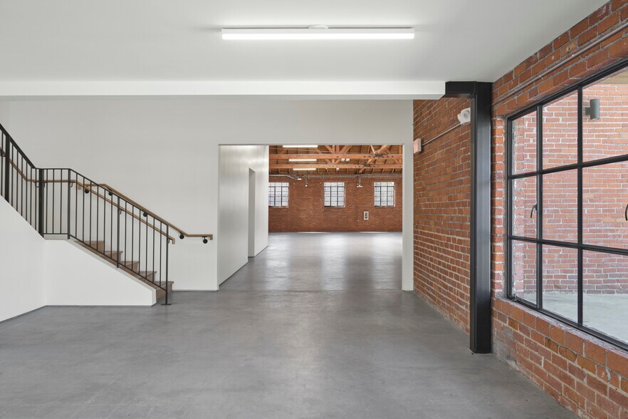 More Photos Of 3626 W Jefferson Blvd, Los Angeles Loft Creative Space For Lease
