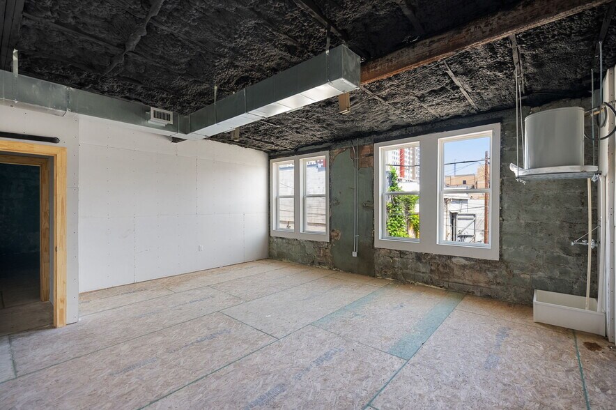 More Photos Of 211-215 E Hutchison St, San Marcos Storefront Retail Office For Lease