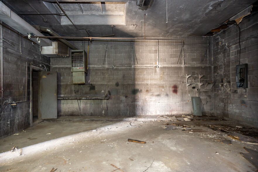 More Photos Of 19790 John R St, Detroit Auto Repair For Sale