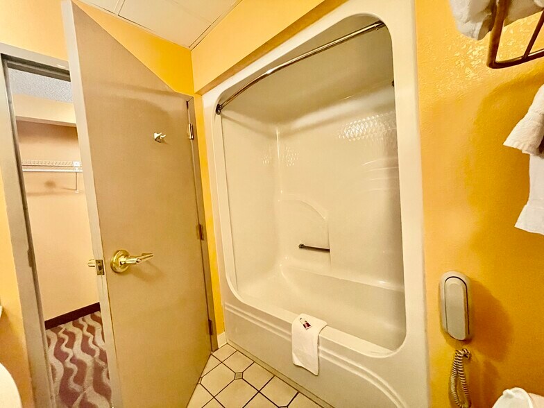 More Photos Of 1606 Central Ave, Albany Hotel For Sale