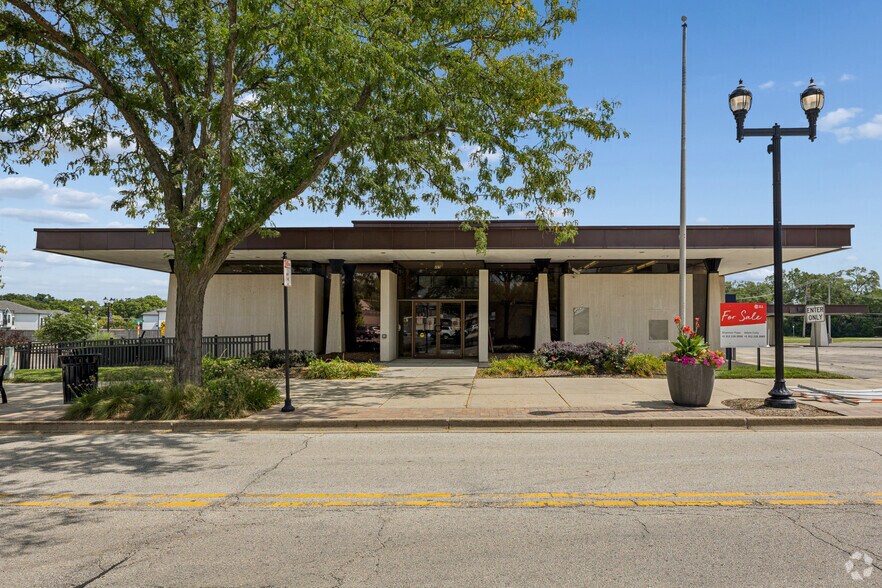 More Photos Of 469 N Seymour Ave, Mundelein Bank For Sale