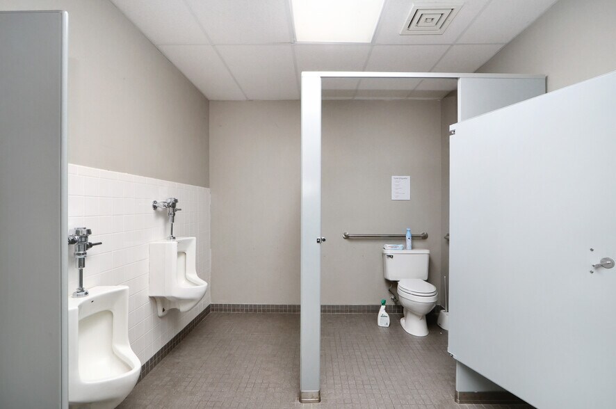More Photos Of 1125 Westport Dr, Manhattan Office For Lease
