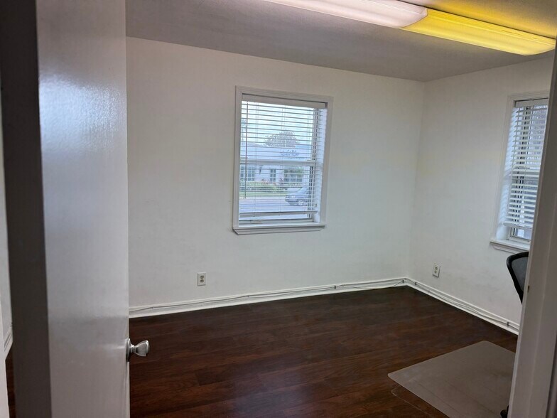 More Photos Of 235 9th Ave N, Jacksonville Beach Loft Creative Space For Lease