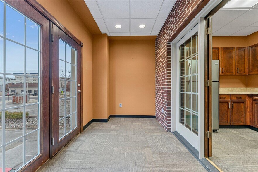 More Photos Of 728 College St, Bowling Green Office For Sale