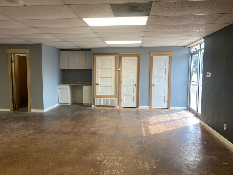 More Photos Of 8446 Gault Ln, San Antonio Light Distribution For Lease