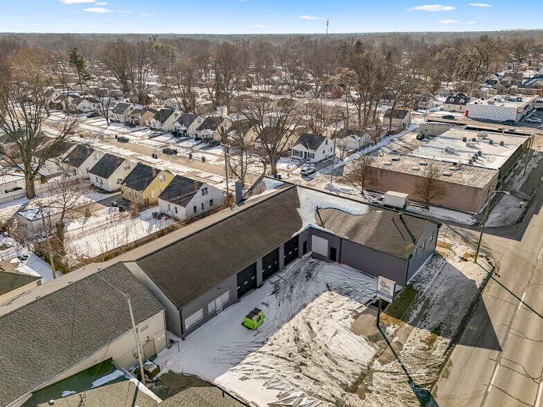 More Photos Of 26289 W Eight Mile Rd, Redford Township Manufacturing For Lease