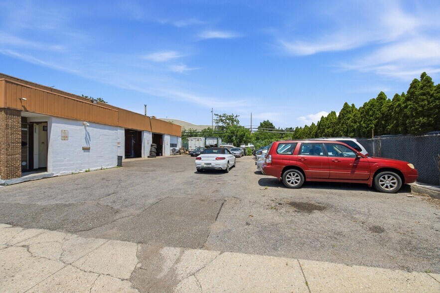 More Photos Of 19 Seaman Ave, Bethpage Warehouse For Sale