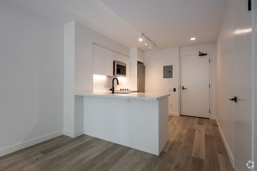 More Photos Of 150 Roehampton Ave, Toronto Apartments For Sale