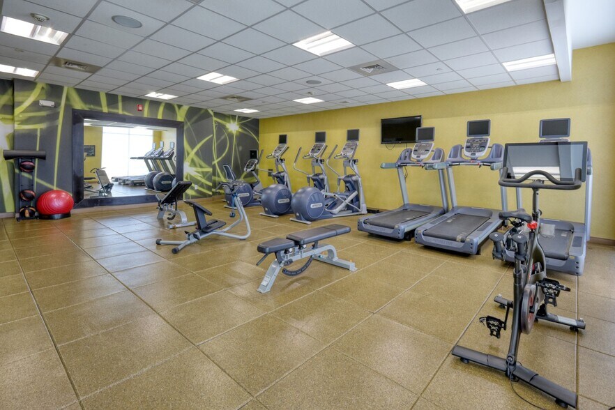 More Photos Of 123 Huvar St, Victoria Hotel For Sale