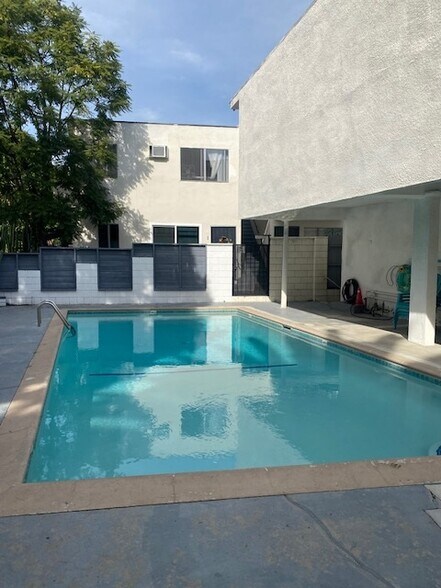 More Photos Of 2030 Holly Dr, Los Angeles Apartments For Sale
