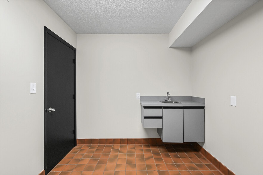 More Photos Of 11 S 2nd St, Festus Office For Sale