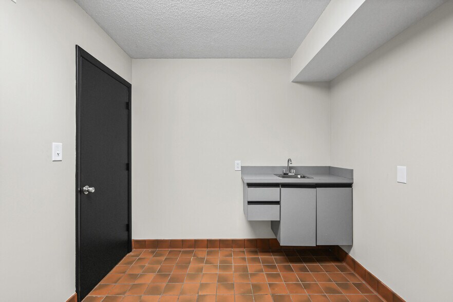 More Photos Of 11 S 2nd St, Festus Office For Sale