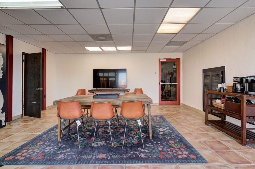 More Photos Of 1008 W Main St, Oklahoma City Office For Lease