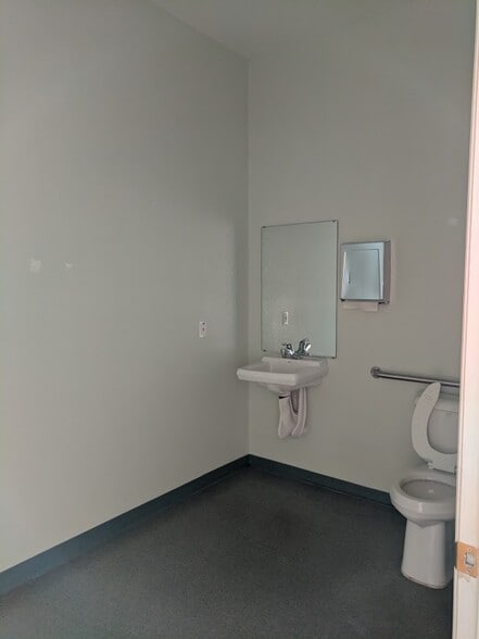 More Photos Of 150 SE 17th St, Ocala Office For Sale