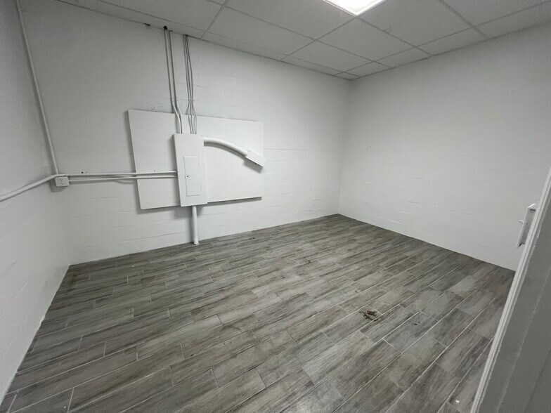 More Photos Of 3435 30th Ave N, Saint Petersburg Freestanding For Lease