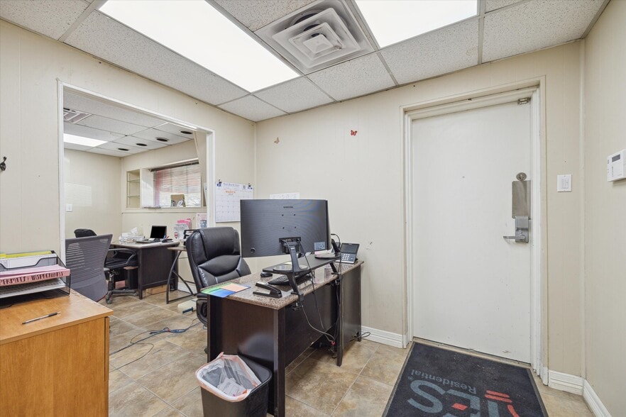 More Photos Of 615 Texas Ave, Webster Warehouse For Sale