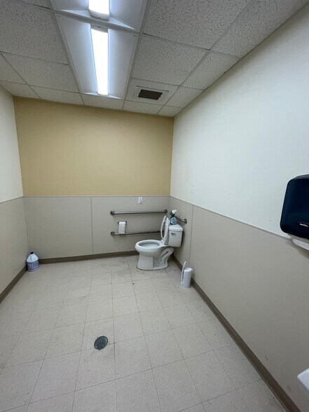 More Photos Of 2812 Williams St, Savannah Medical For Lease