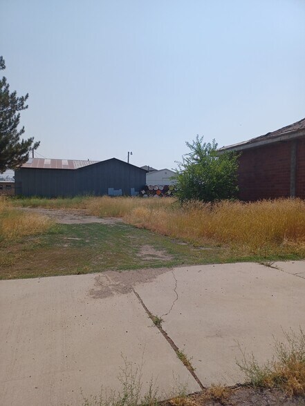 More Photos Of 419 S Broad St, Klamath Falls Light Distribution For Sale