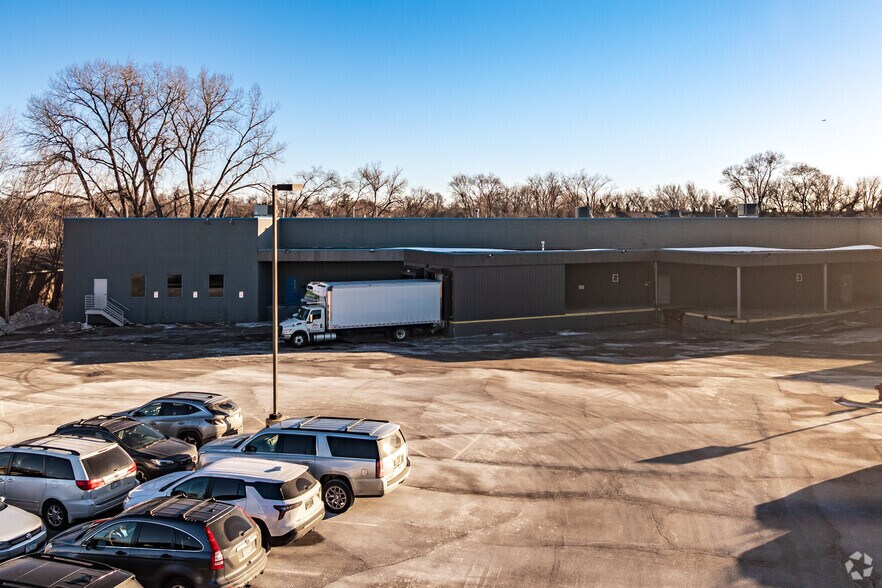 More Photos Of 4301 Hwy 7 W, Saint Louis Park Distribution For Lease