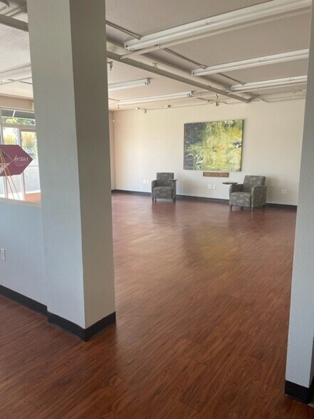 More Photos Of 801-901 Englewood Pky, Englewood Apartments For Lease