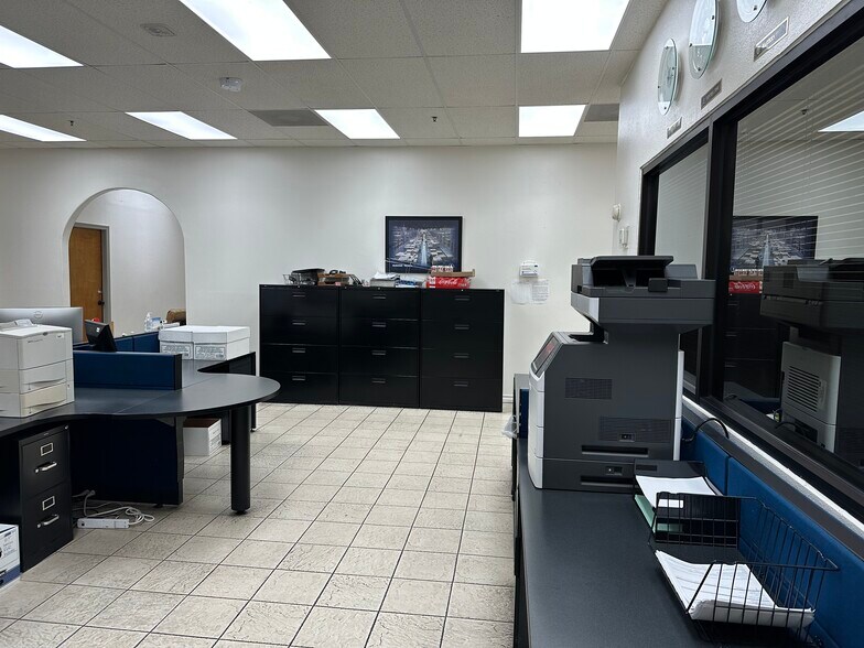 More Photos Of 12018 Auburn Rd, Laredo Distribution For Lease