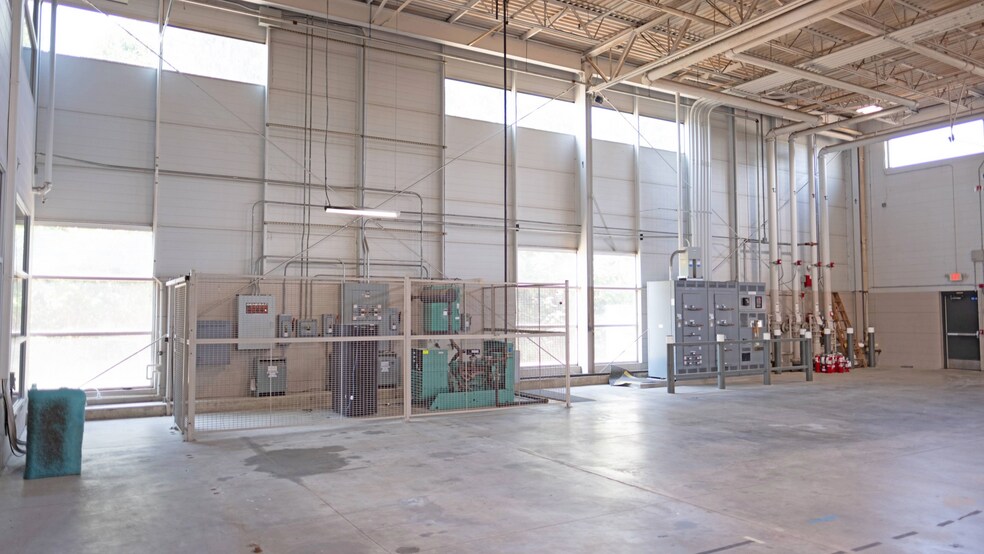 More Photos Of 13467 Quincy St, Holland Distribution For Lease