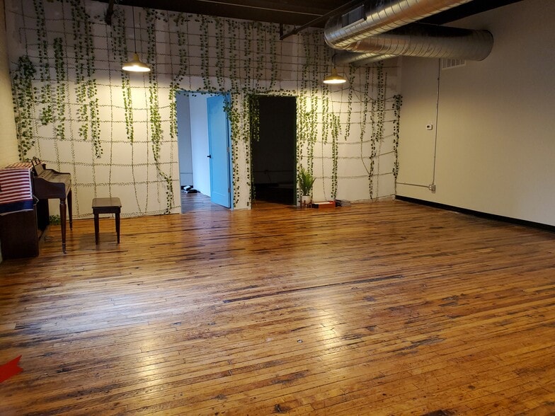 More Photos Of 609 S 10th St, Minneapolis Storefront Retail Office For Lease