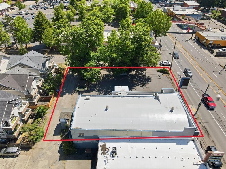 More Photos Of 10310 Aurora Ave N, Seattle Warehouse For Sale