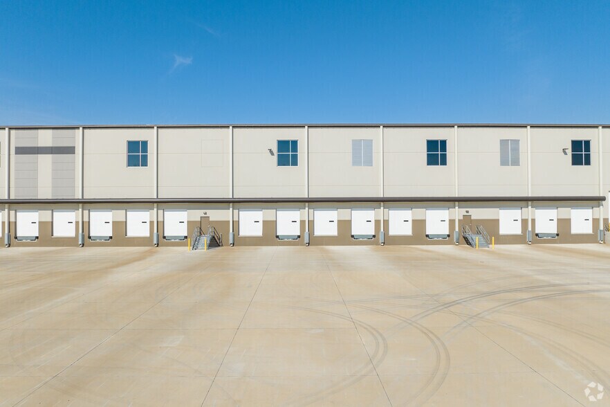 More Photos Of 200 NE Logistics Pky, White Unknown For Lease