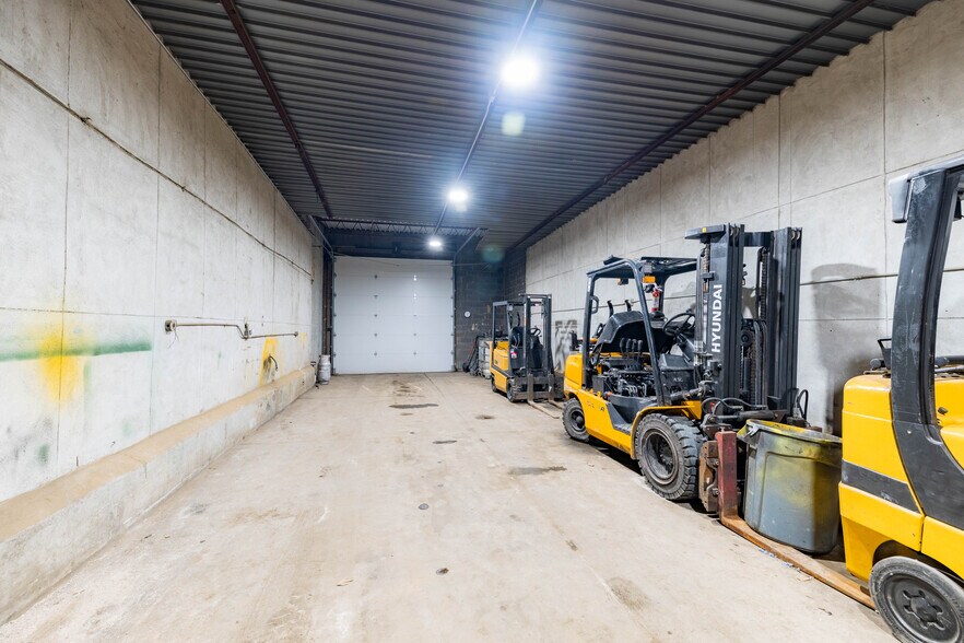 More Photos Of 6773 E Davison St, Detroit Industrial For Sale