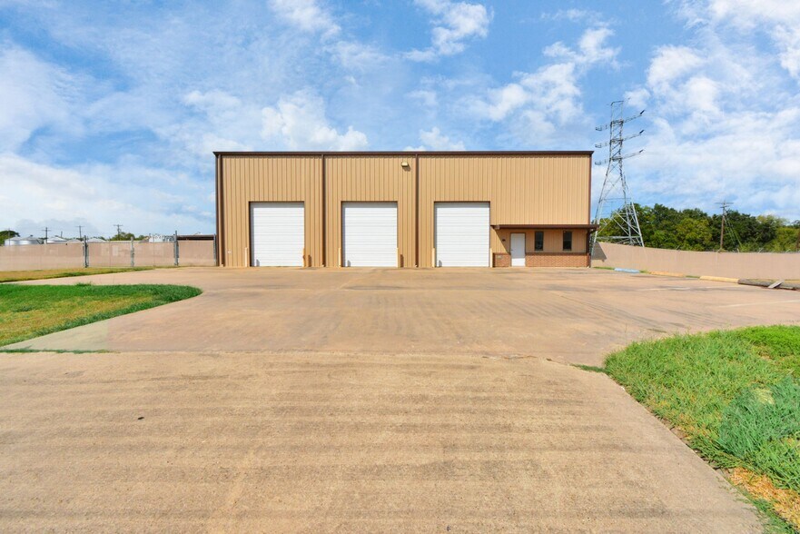 More Photos Of 1500 W Highway 6, Alvin Truck Terminal For Lease