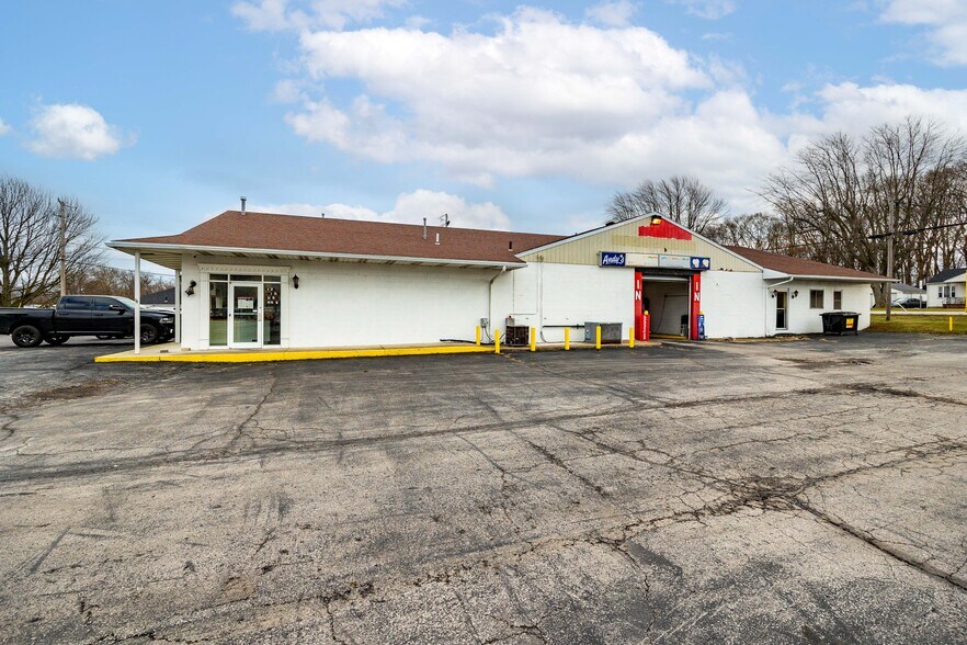 More Photos Of 2048 E Sand Rd, Port Clinton Freestanding For Sale