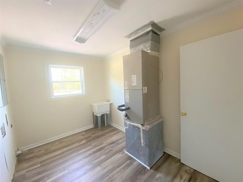 More Photos Of 131 Lakeview Church Rd, Cochran Freestanding For Lease